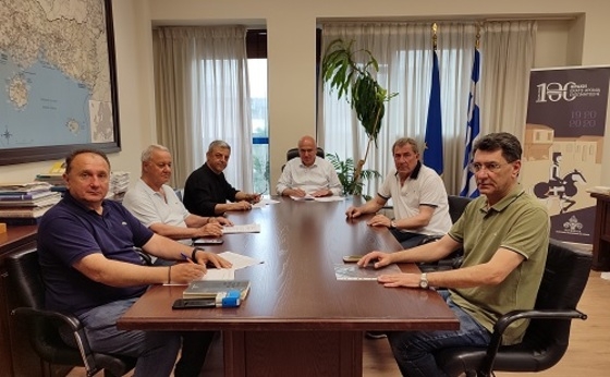 Ο Περιφερειάρχης με τους νόμιμους εκπροσώπους της αναδόχου ένωσης εταιρειών NOVA GREEN AE , ΝΕΑΡΧΟΥ ΑΝΔΡΕΑΣ-ΝΕΑΡΧΟΥ ΦΟΙΝΙΚΗ Ο.Ε και BLOUKOS ΓΕΝΙΚΗ ΑΠΟΛΥΜΑΝΤΙΚΗ.
